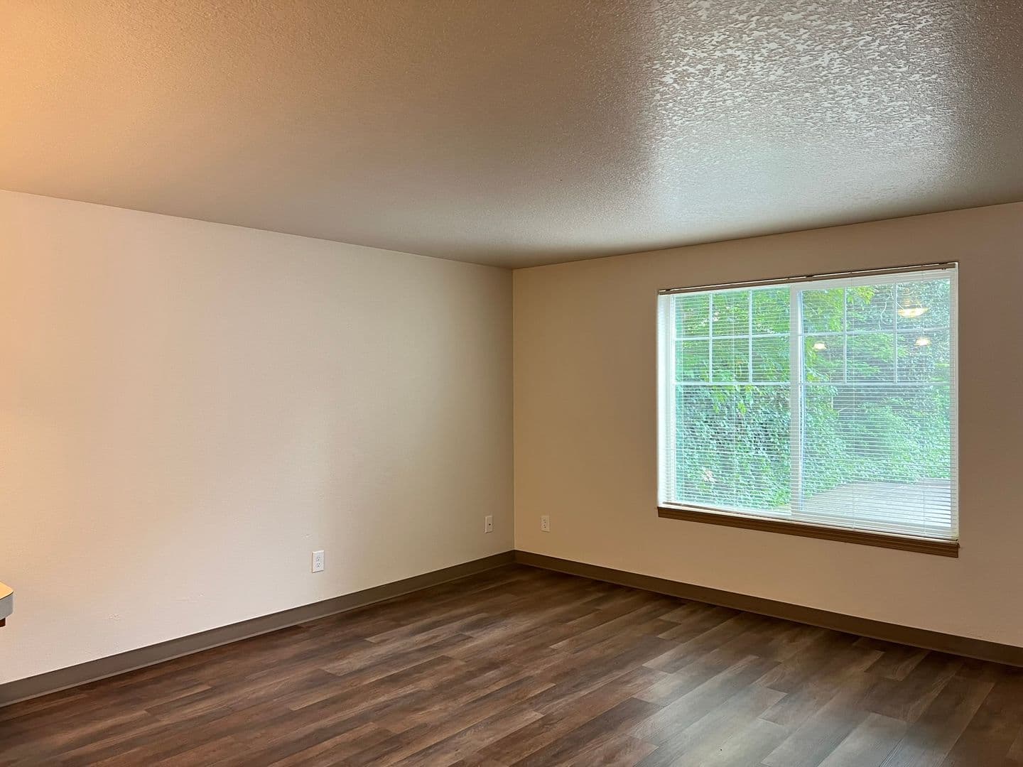 Salem Apartment: 620-636 Browning Ave S