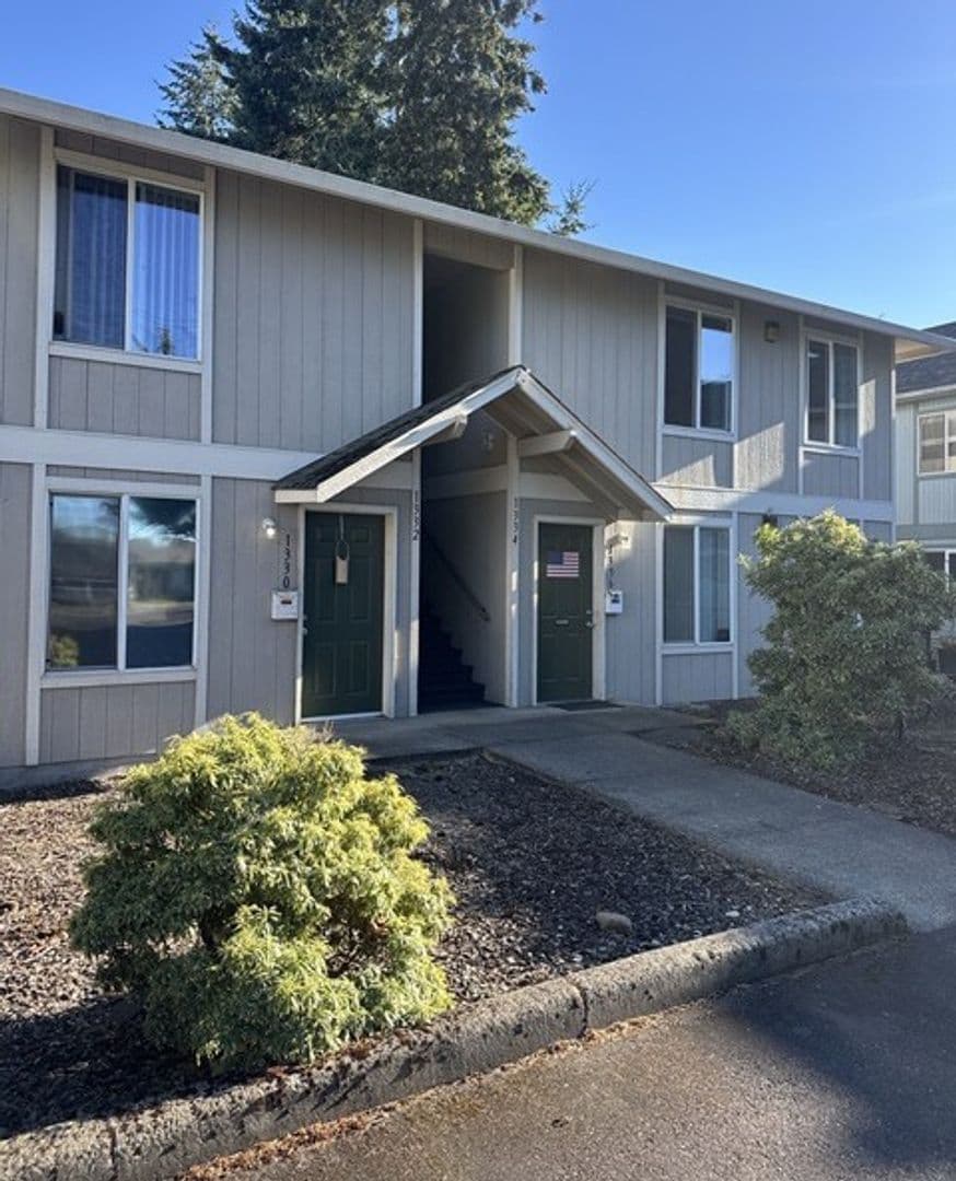 Stayton Apartment: 1330-1336 W Locust St