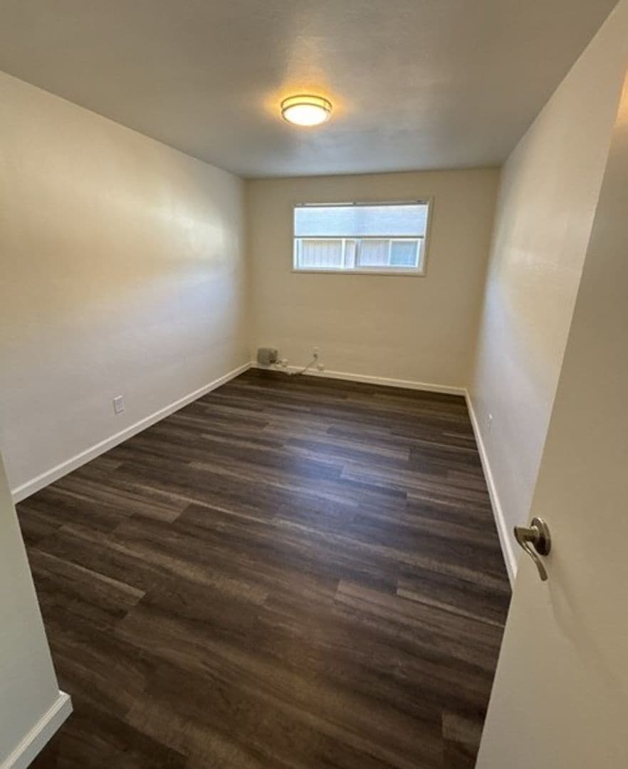Monmouth Apartment: 351 Clay St E