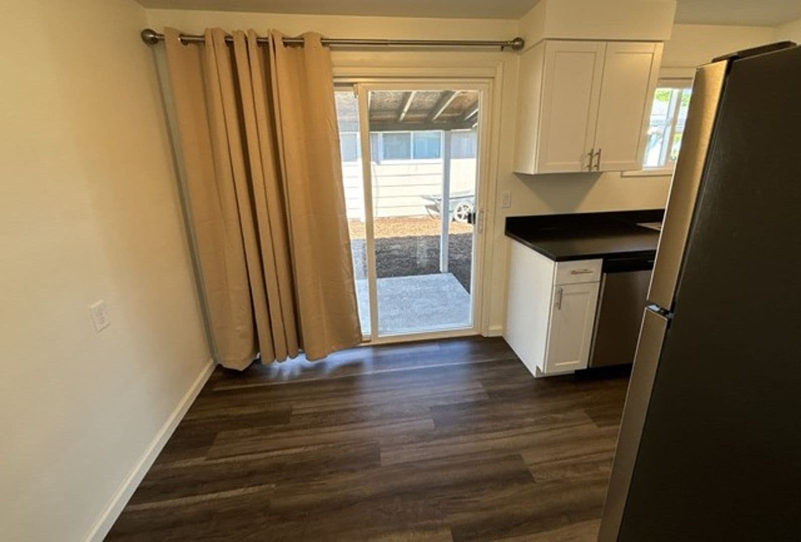 Monmouth Apartment: 351 Clay St E