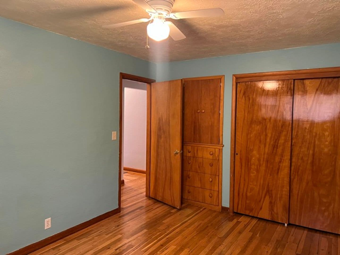 Salem House: 720 Orchard Heights Rd NW
