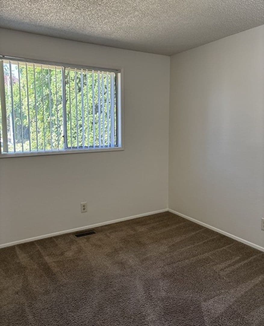 Salem House: 966 Royalty Dr NE