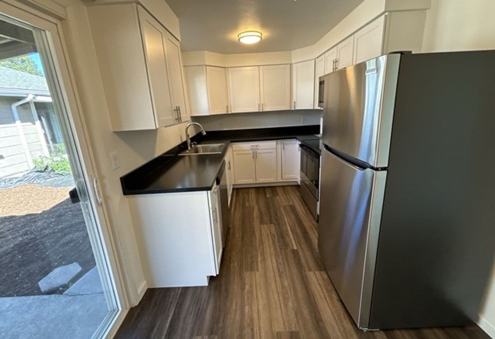 Monmouth Apartment: 351 Clay St E
