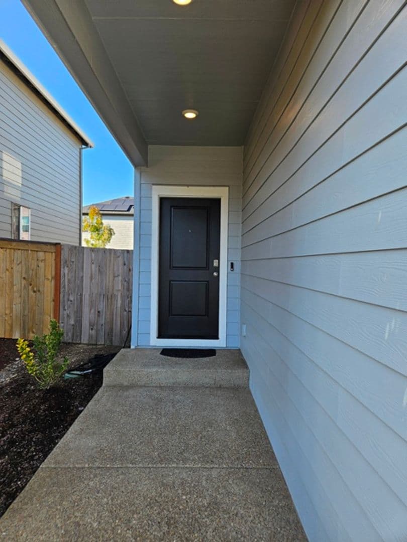 Salem House: 4817 Thyme Ave NE
