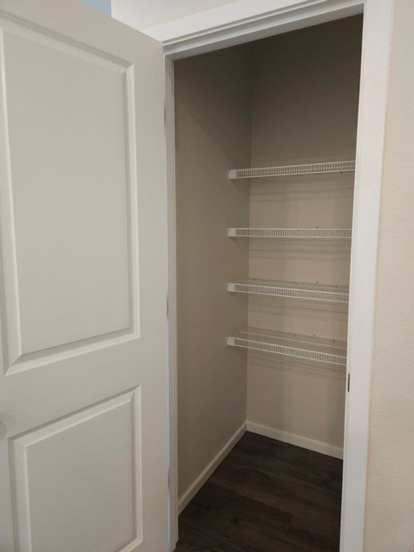 Salem House: 4817 Thyme Ave NE