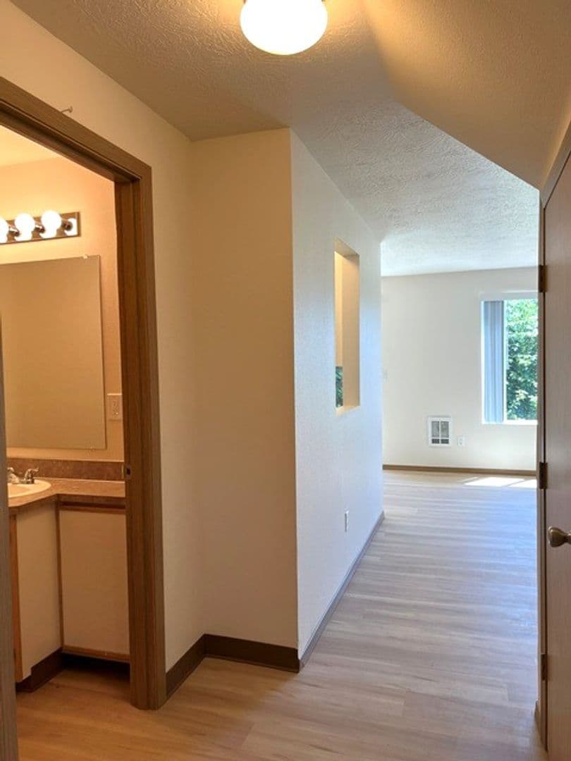 Aumsville Apartment: 425-449 N 1st St