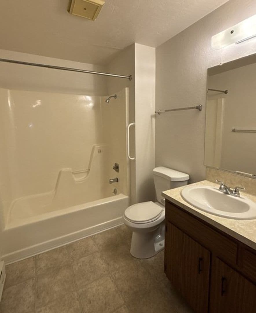 Stayton Apartment: 384-386 N 4th Ave