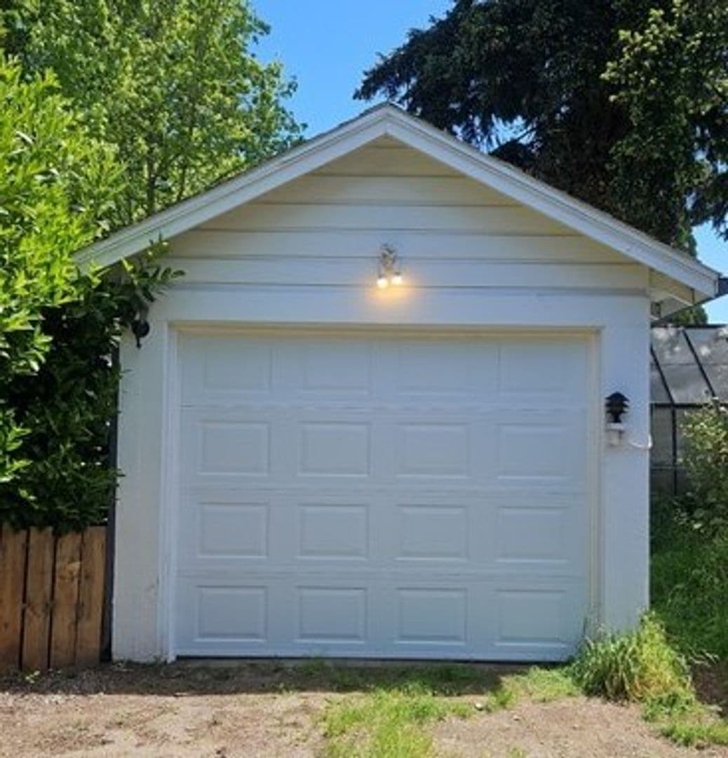 Salem House: 1955 Chemeketa St NE