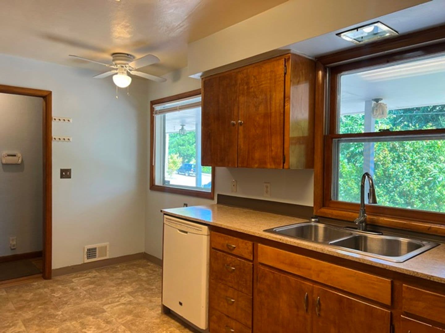 Salem House: 720 Orchard Heights Rd NW