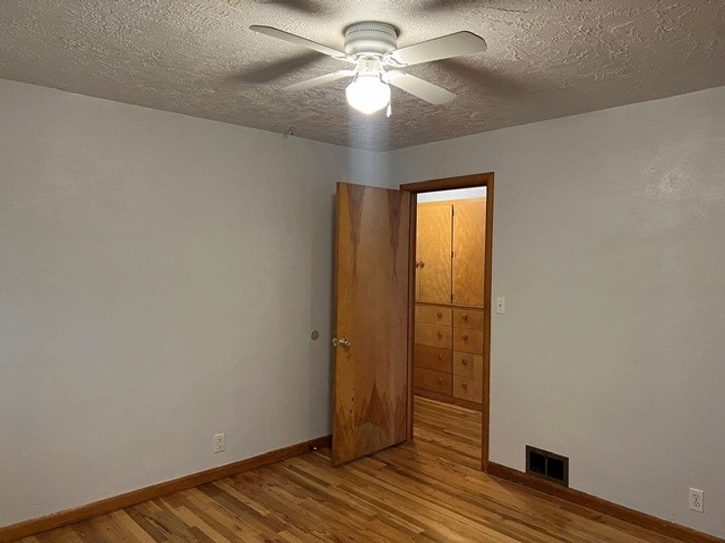 Salem House: 720 Orchard Heights Rd NW