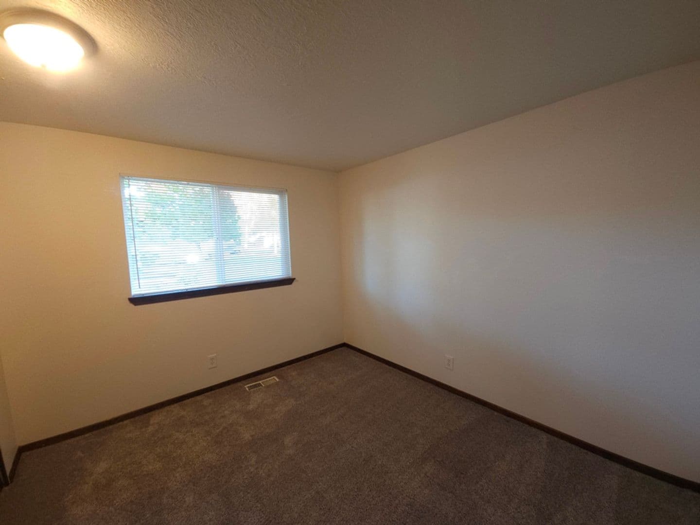 Salem House: 489 Wormwood St SE