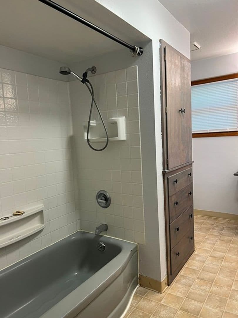 Salem House: 720 Orchard Heights Rd NW