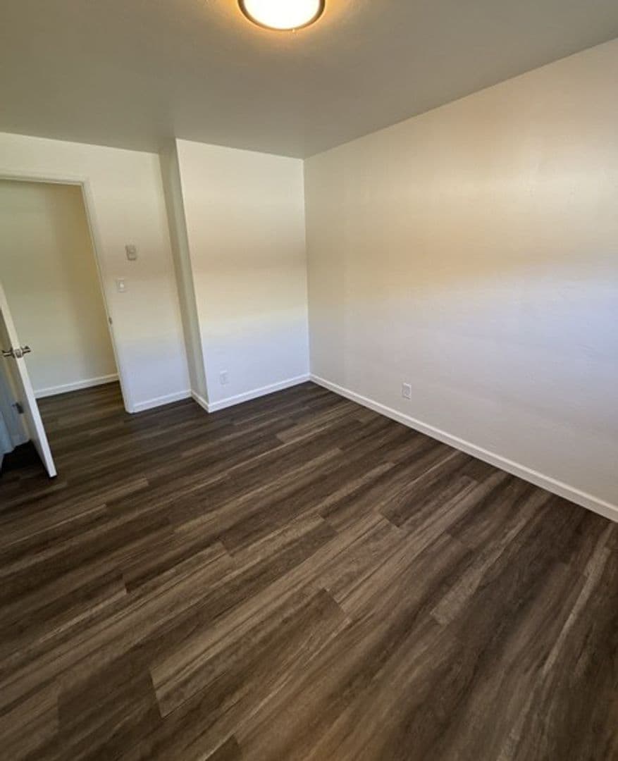 Monmouth Apartment: 351 Clay St E