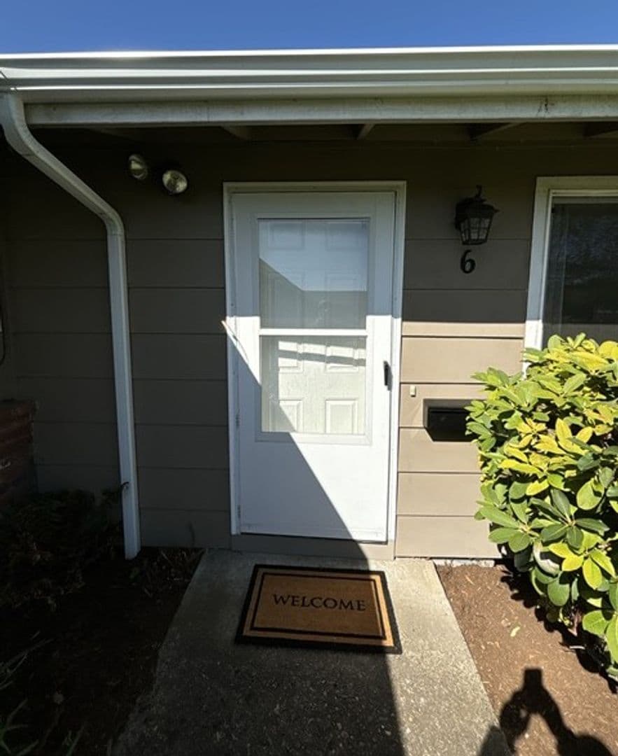 Monmouth Apartment: 351 Clay St E