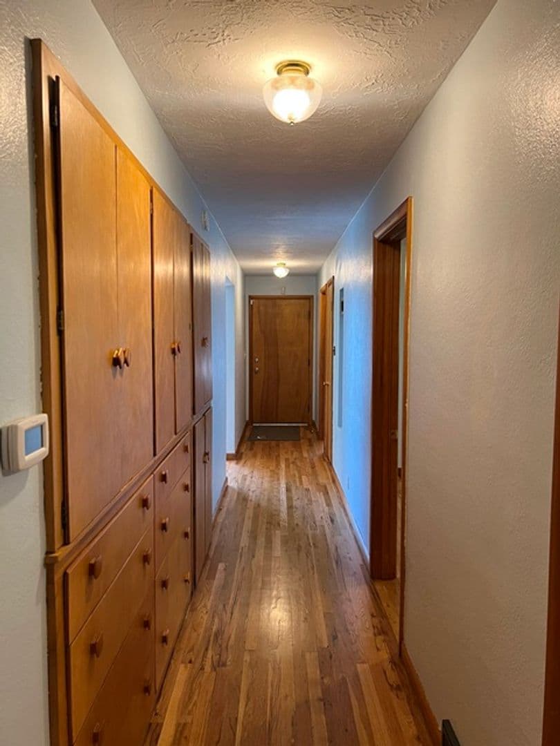 Salem House: 720 Orchard Heights Rd NW