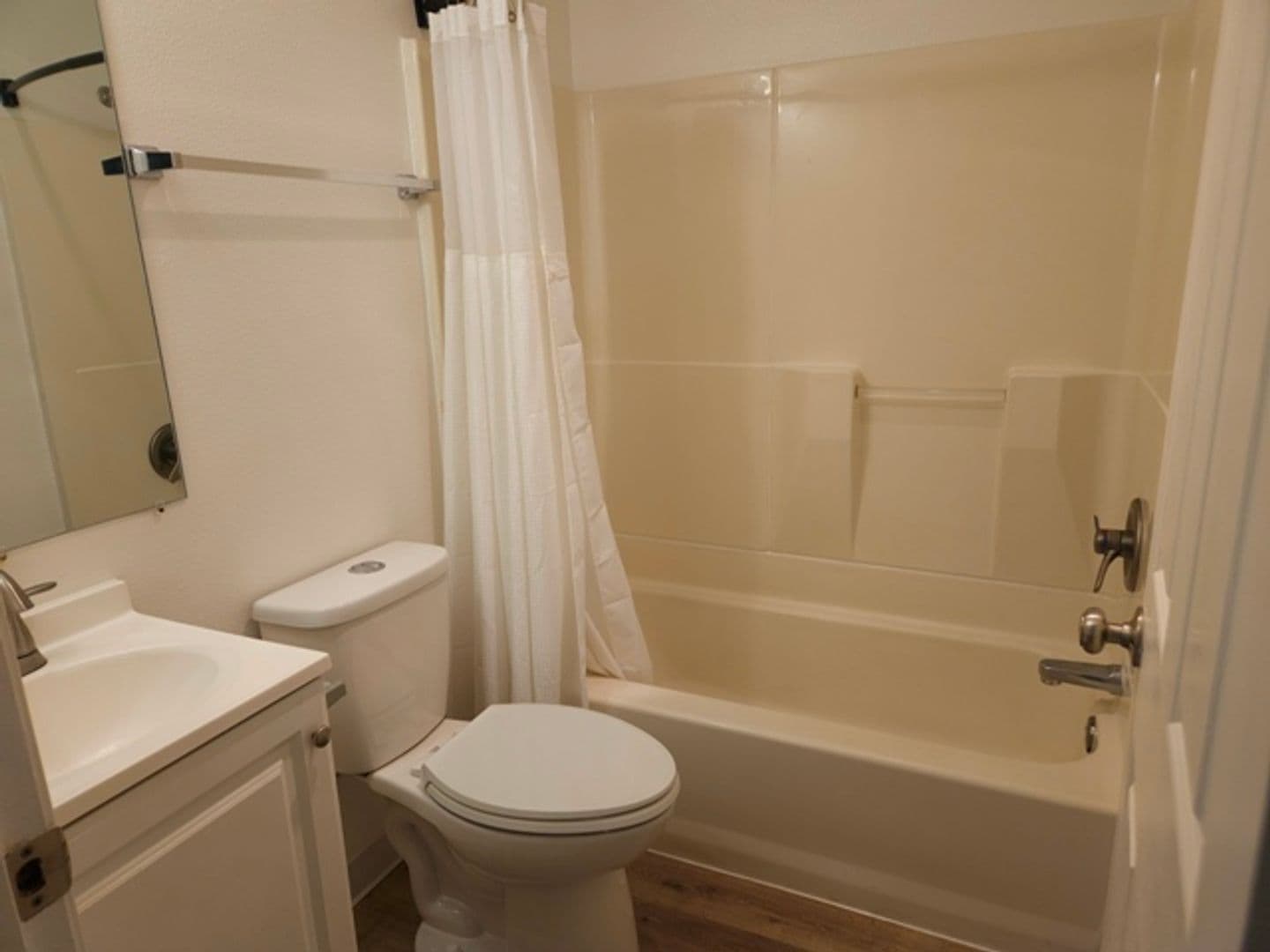 Salem Apartment: 585 Richmond Ave SE