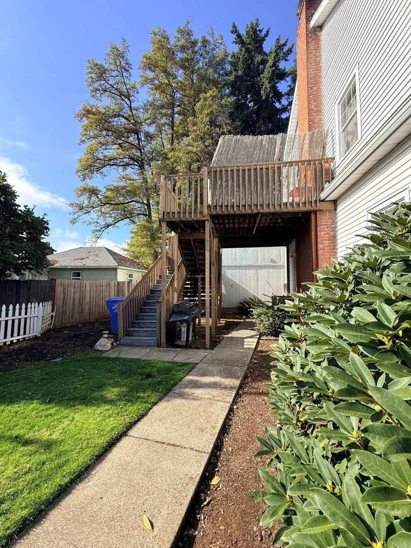 Salem Apartment: 620-636 Browning Ave S