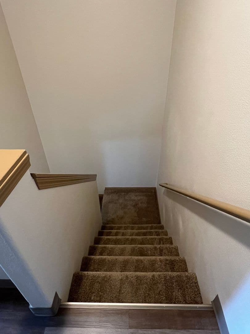 Salem Apartment: 620-636 Browning Ave S