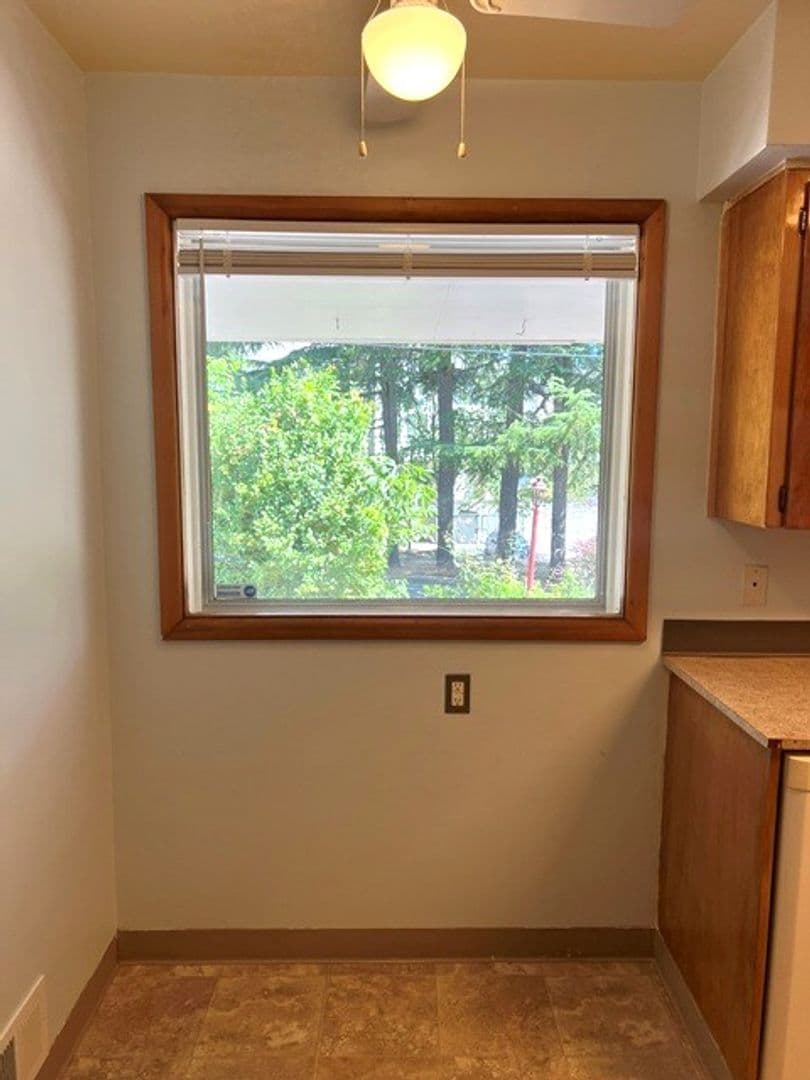 Salem House: 720 Orchard Heights Rd NW