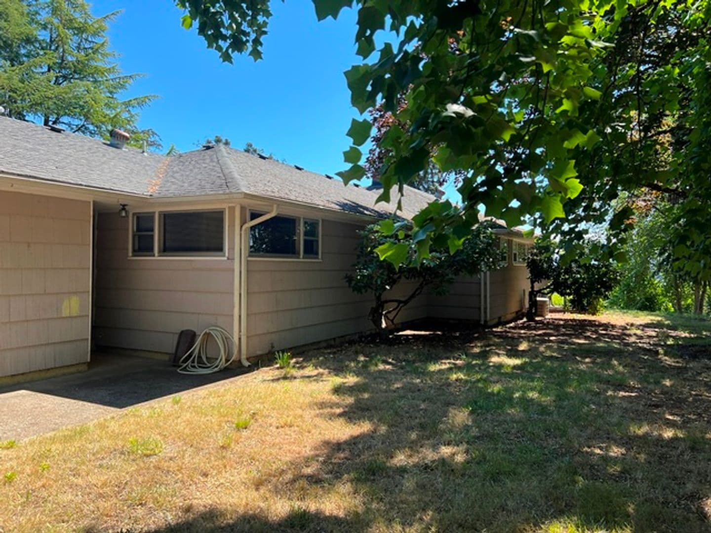 Salem House: 720 Orchard Heights Rd NW