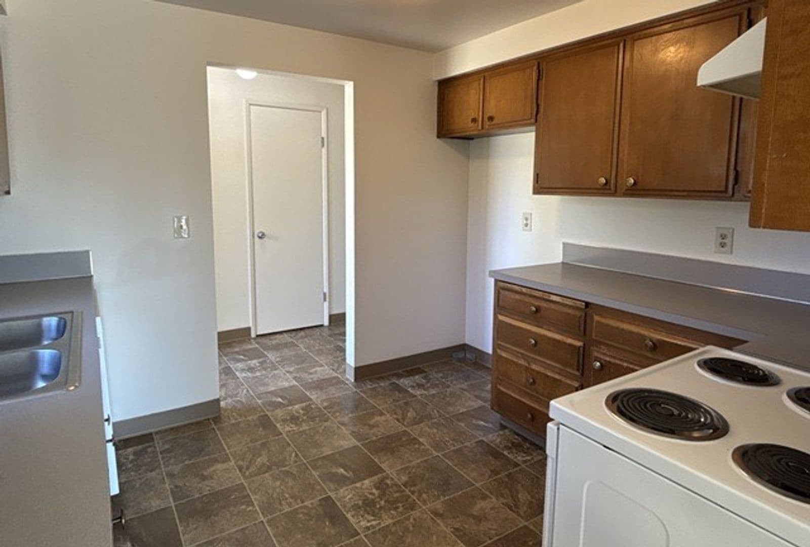 Salem House: 966 Royalty Dr NE