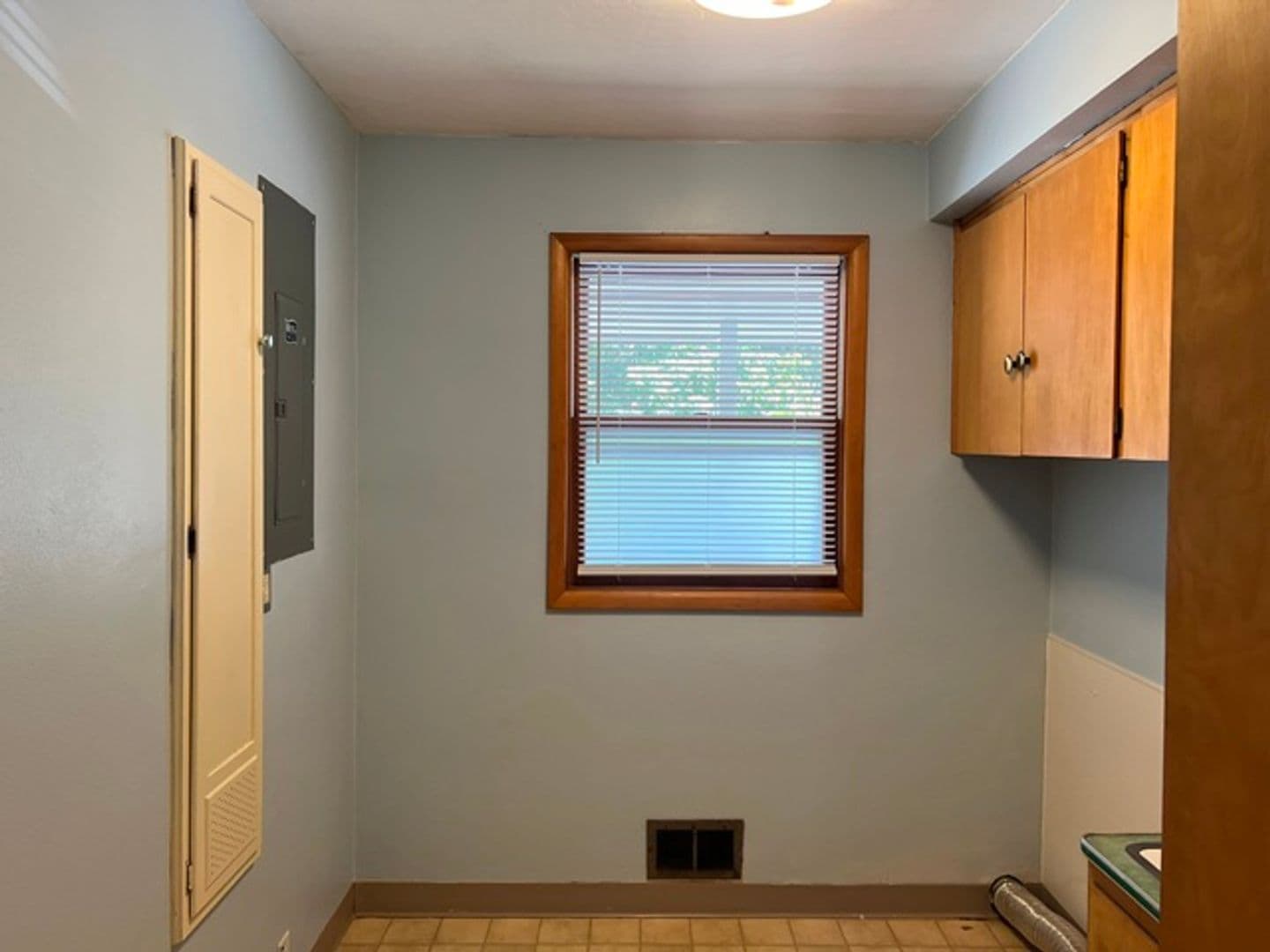 Salem House: 720 Orchard Heights Rd NW