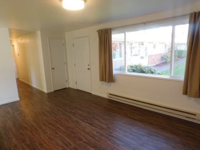 Monmouth Apartment: 351 Clay St E