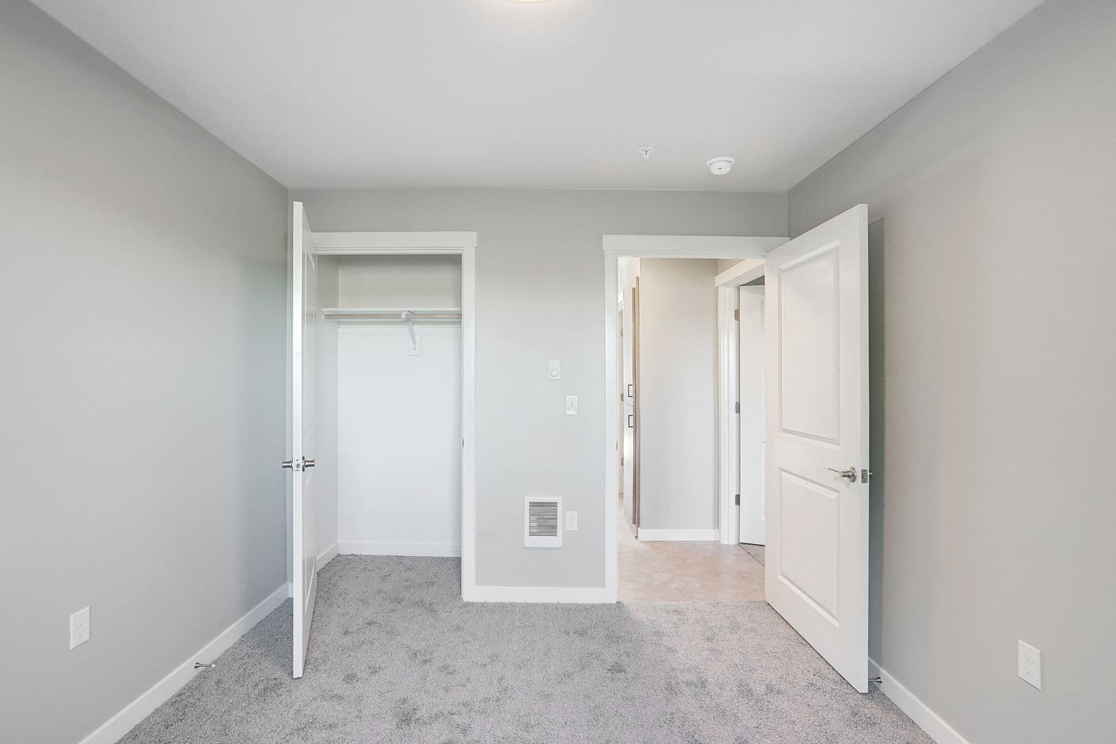 Carlton Apartment: 354 S 8th St #13