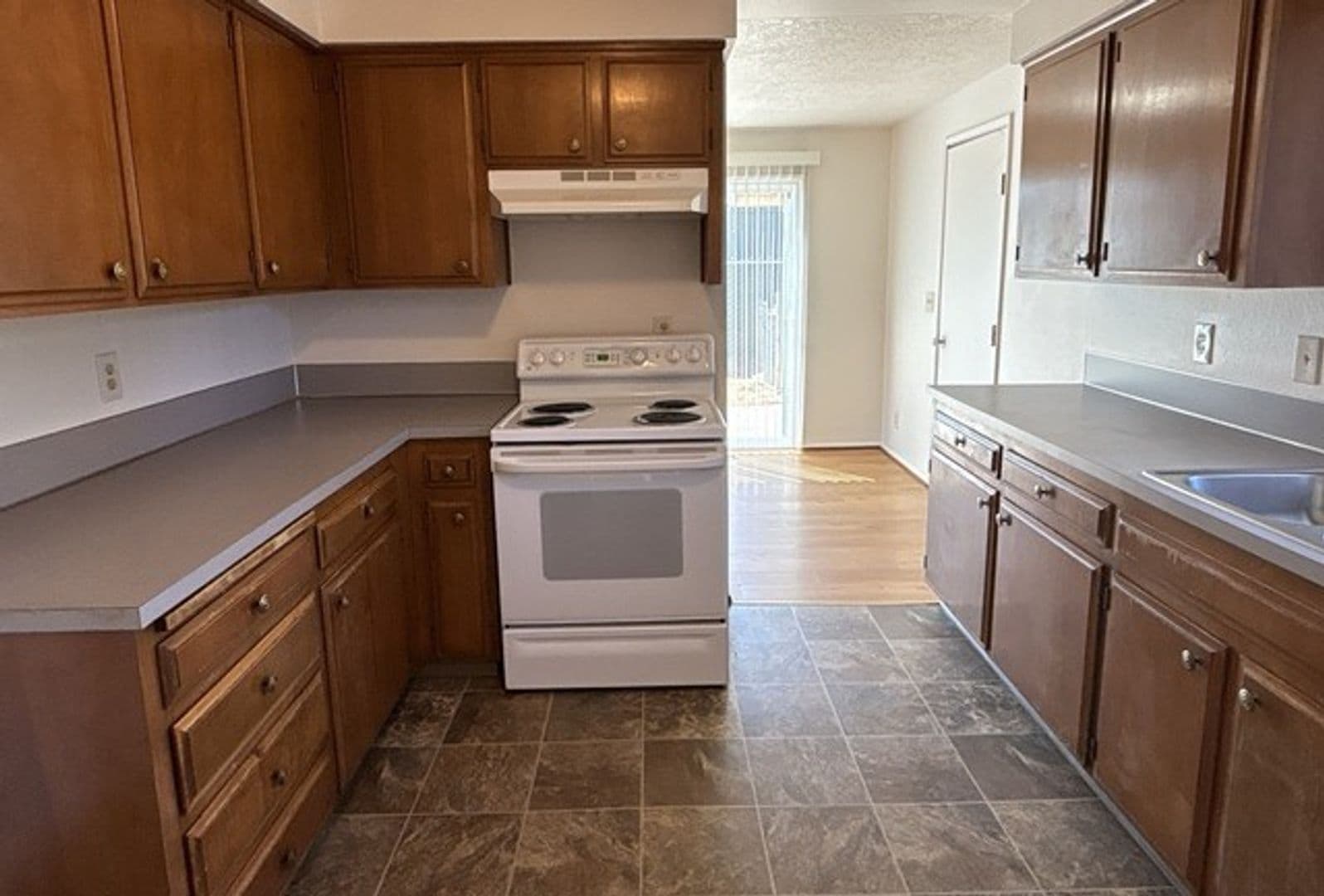 Salem House: 966 Royalty Dr NE