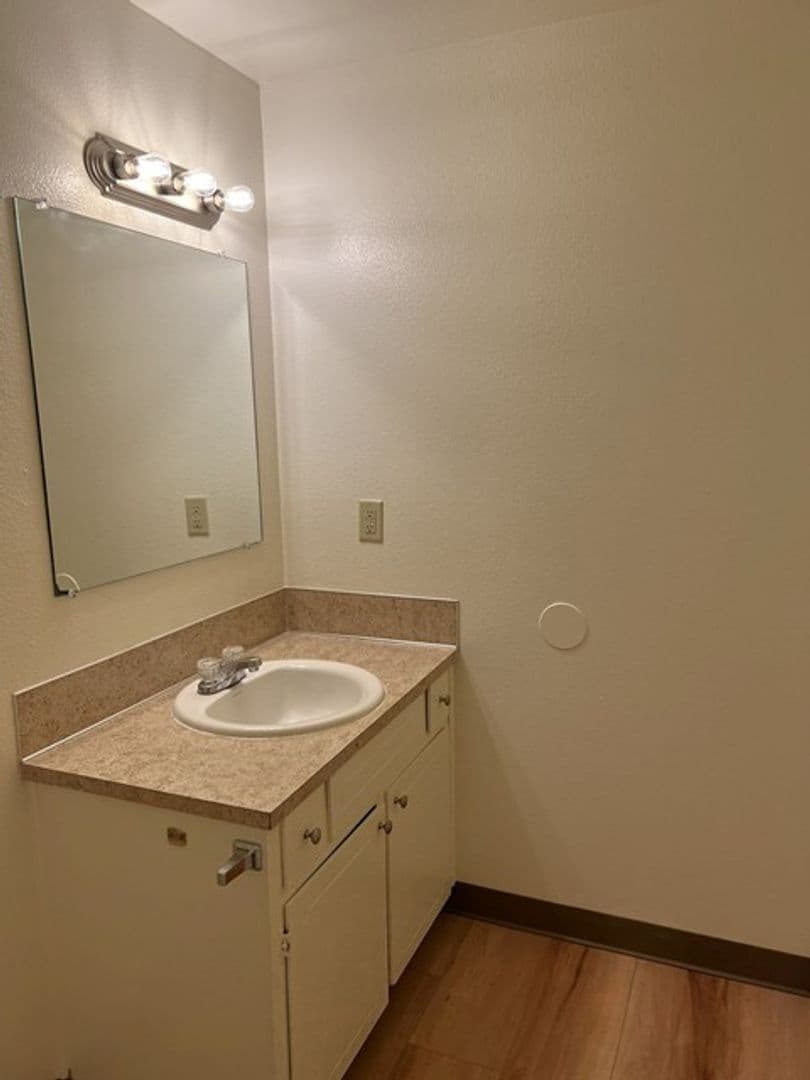 Salem Townhome: 251-263 Miller St S