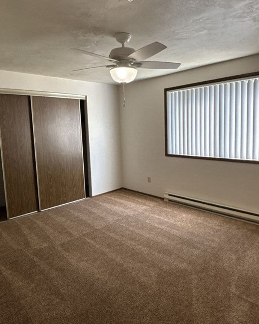 Stayton Apartment: 384-386 N 4th Ave