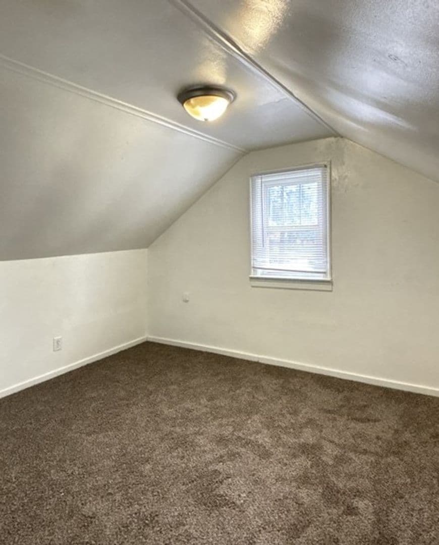 Salem House: 840 Hoyt St SE