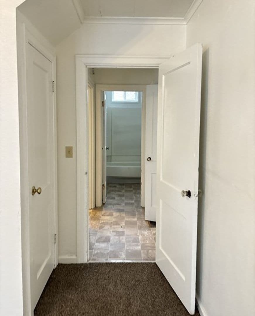 Salem House: 840 Hoyt St SE