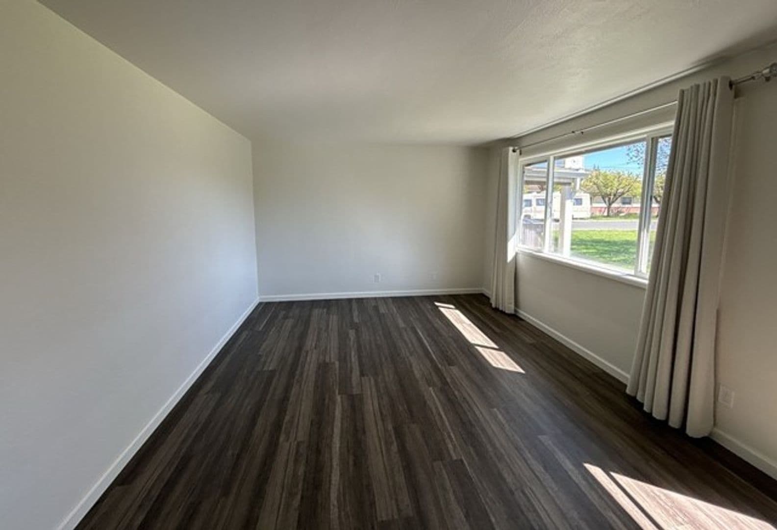 Monmouth Apartment: 351 Clay St E