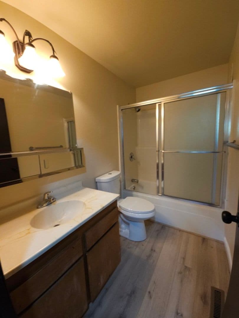 Salem Apartment: 2540-2594 Lee St SE