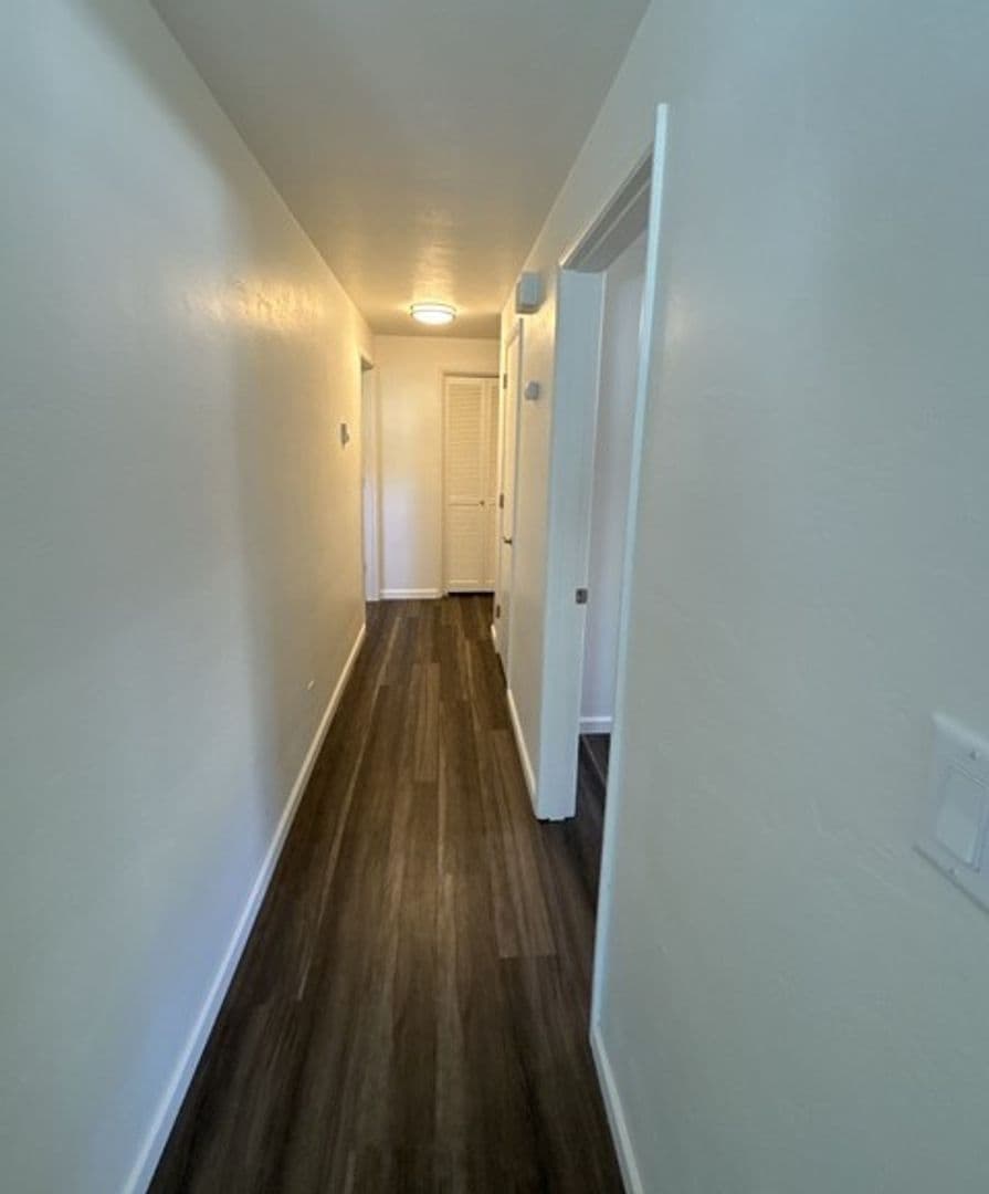 Monmouth Apartment: 351 Clay St E
