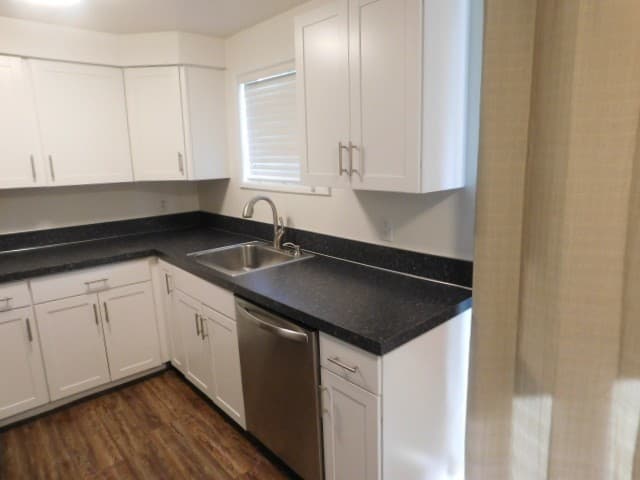 Monmouth Apartment: 351 Clay St E