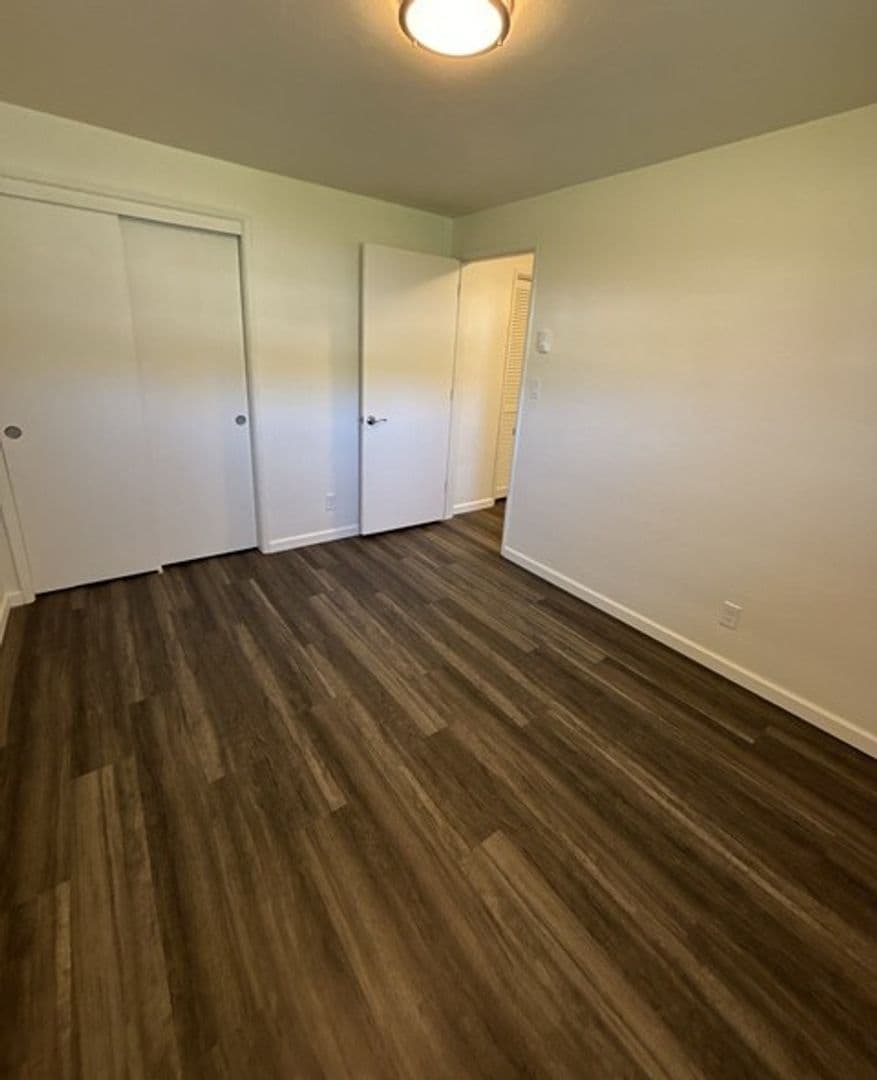 Monmouth Apartment: 351 Clay St E