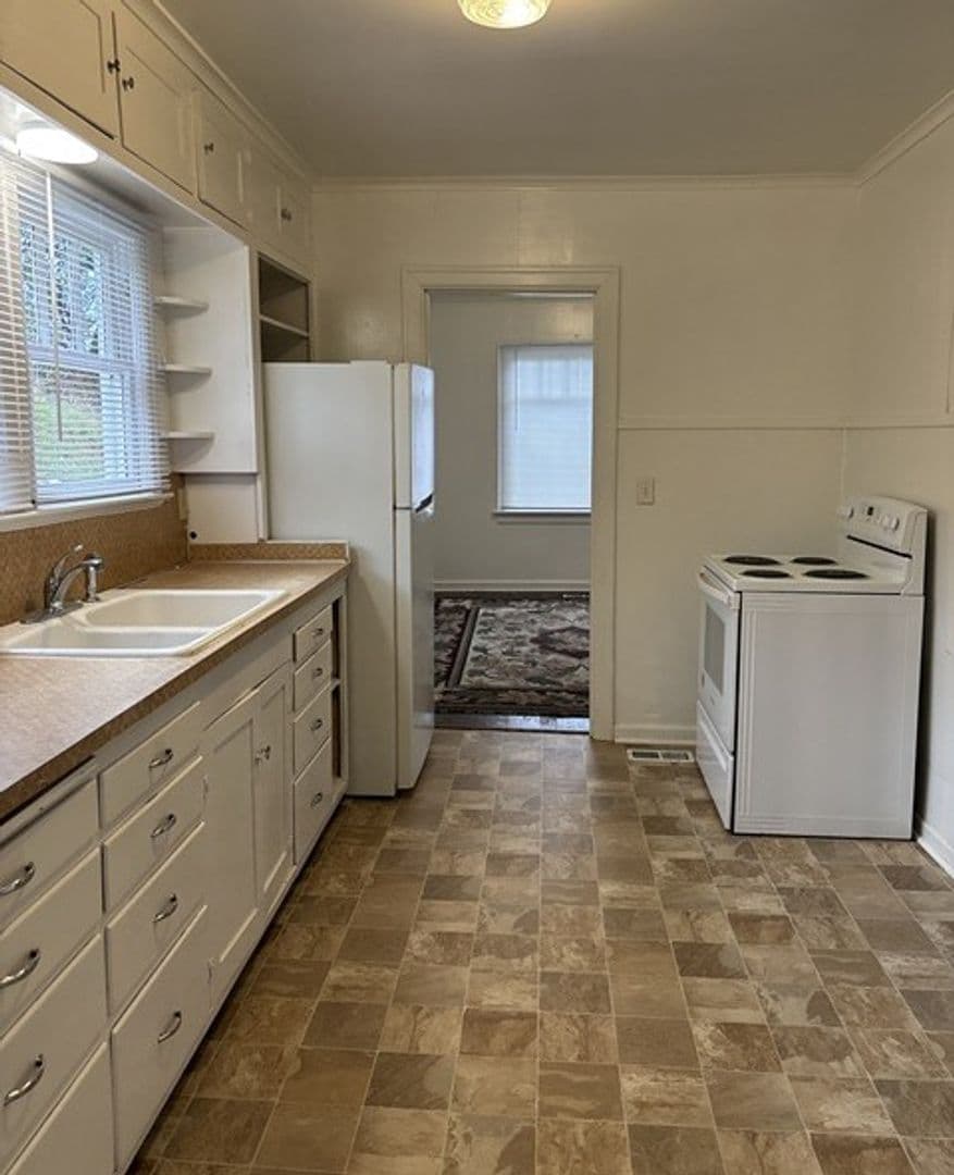 Salem House: 840 Hoyt St SE