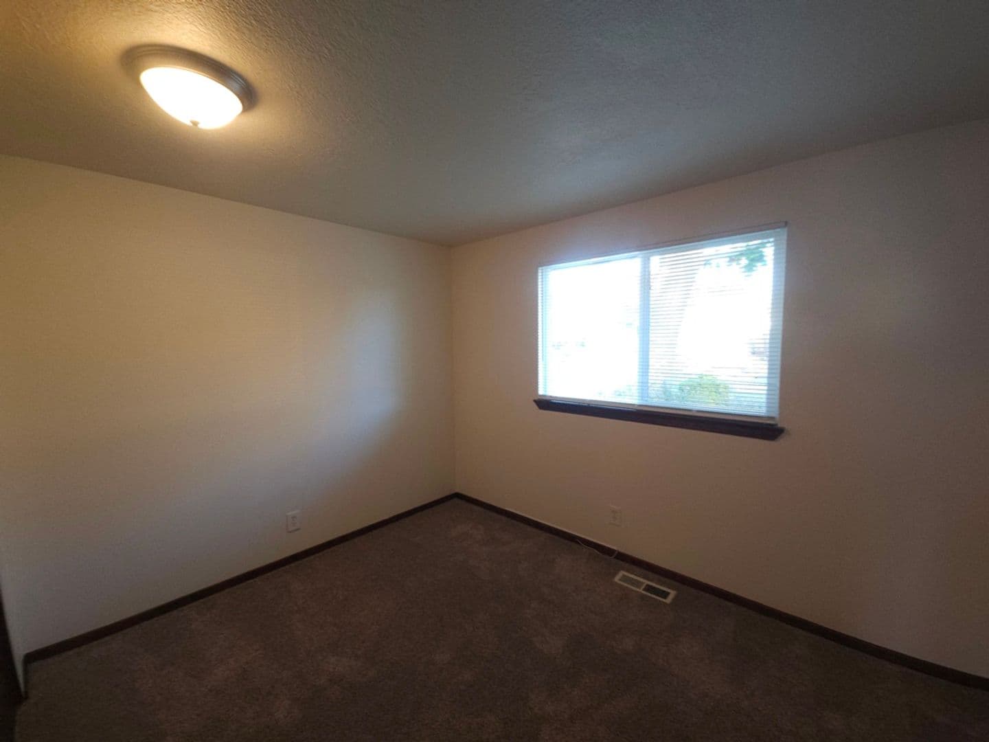 Salem House: 489 Wormwood St SE