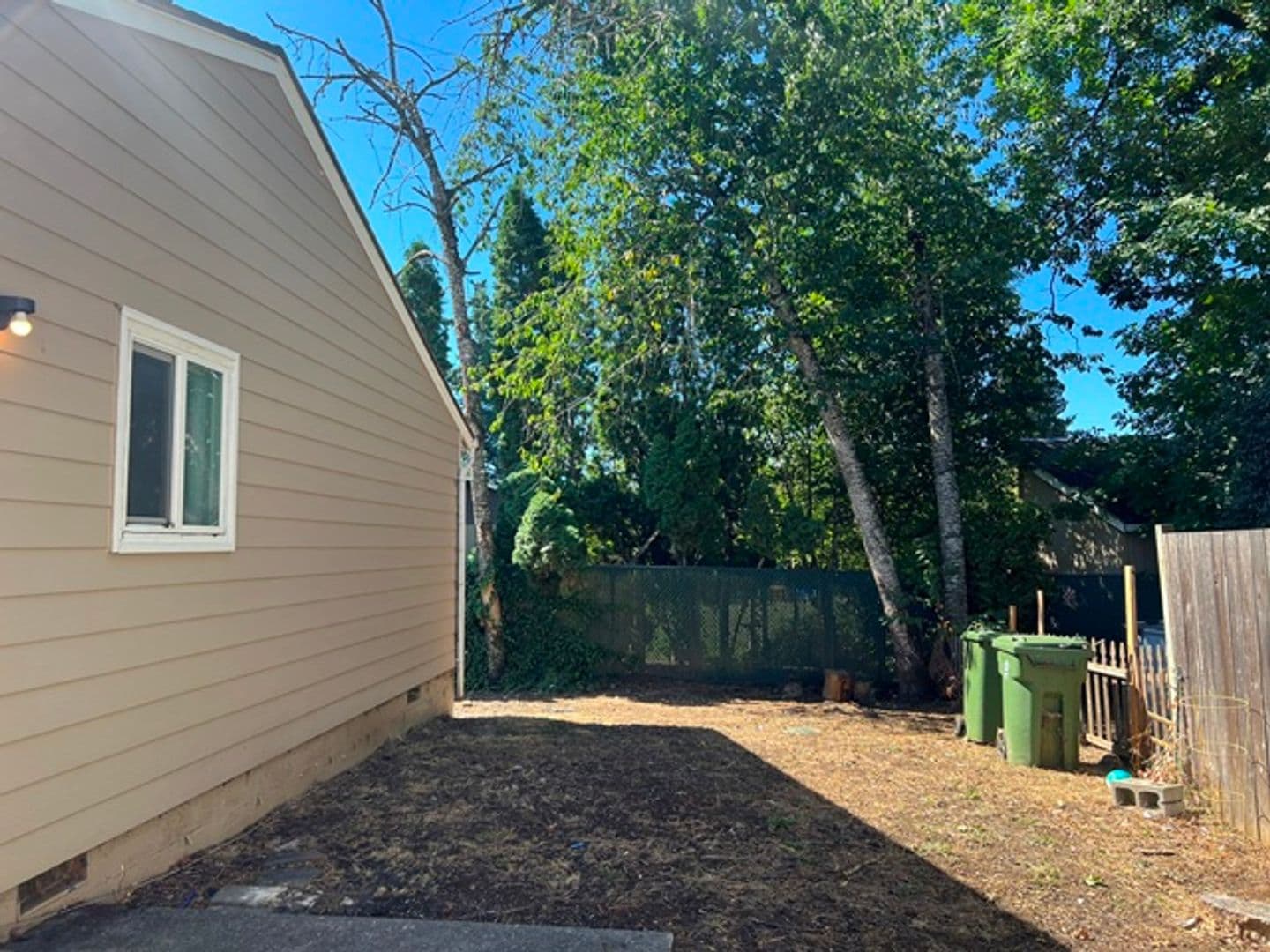 Stayton House: 1274 E Santiam St