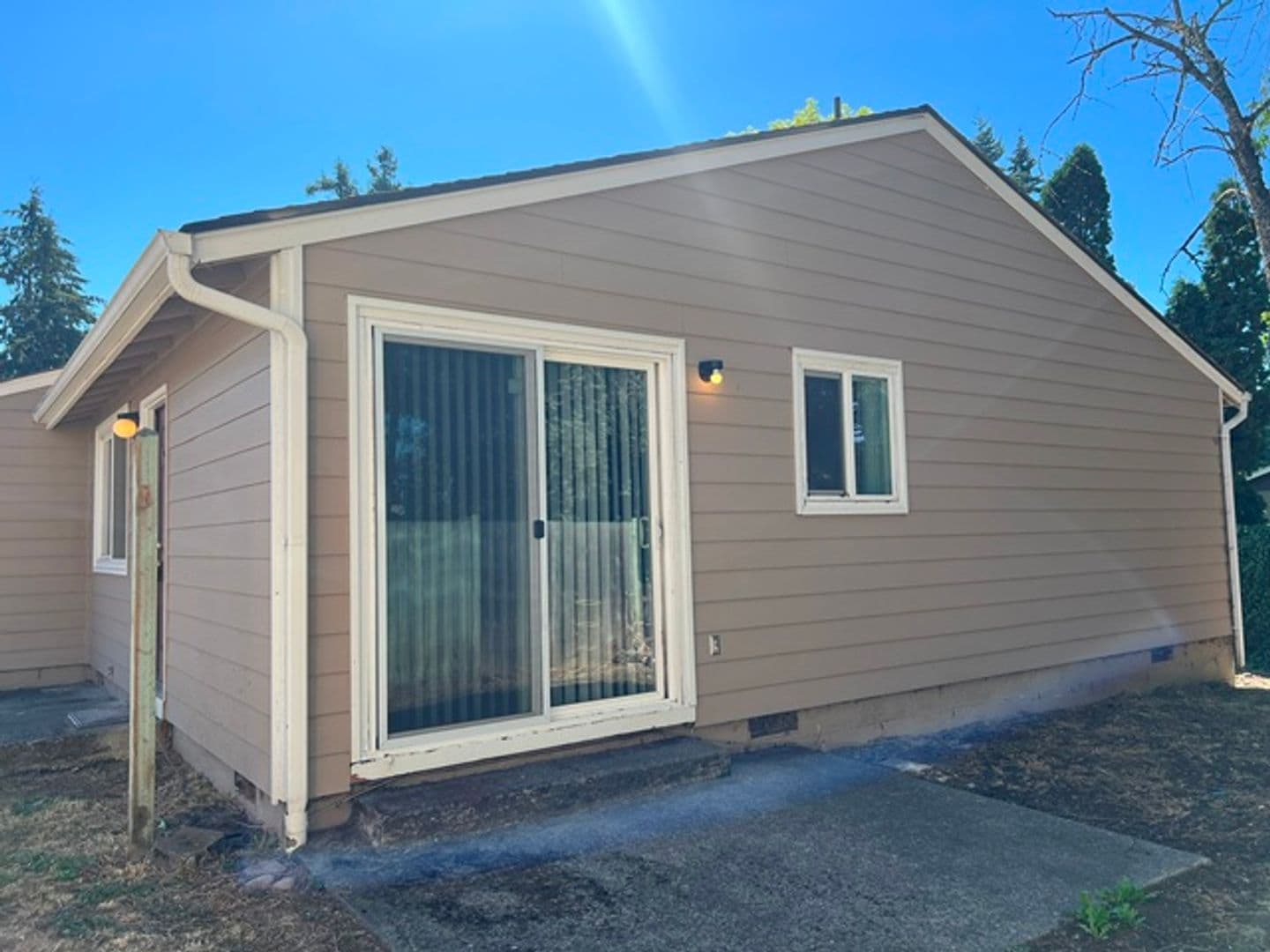 Stayton House: 1274 E Santiam St