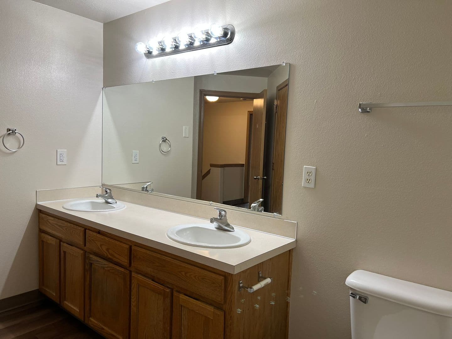 Salem Apartment: 620-636 Browning Ave S