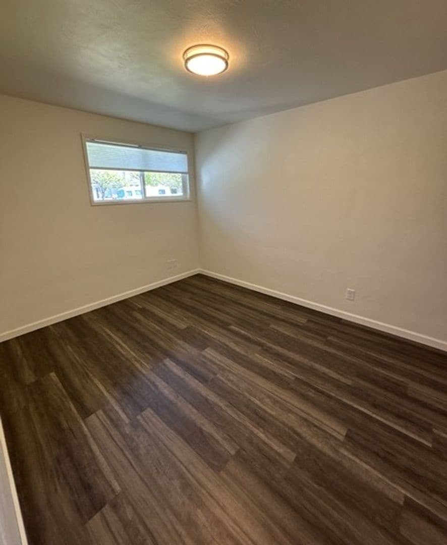 Monmouth Apartment: 351 Clay St E