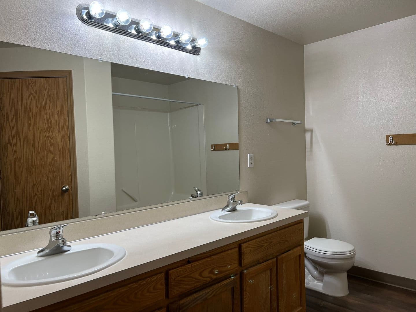 Salem Apartment: 620-636 Browning Ave S