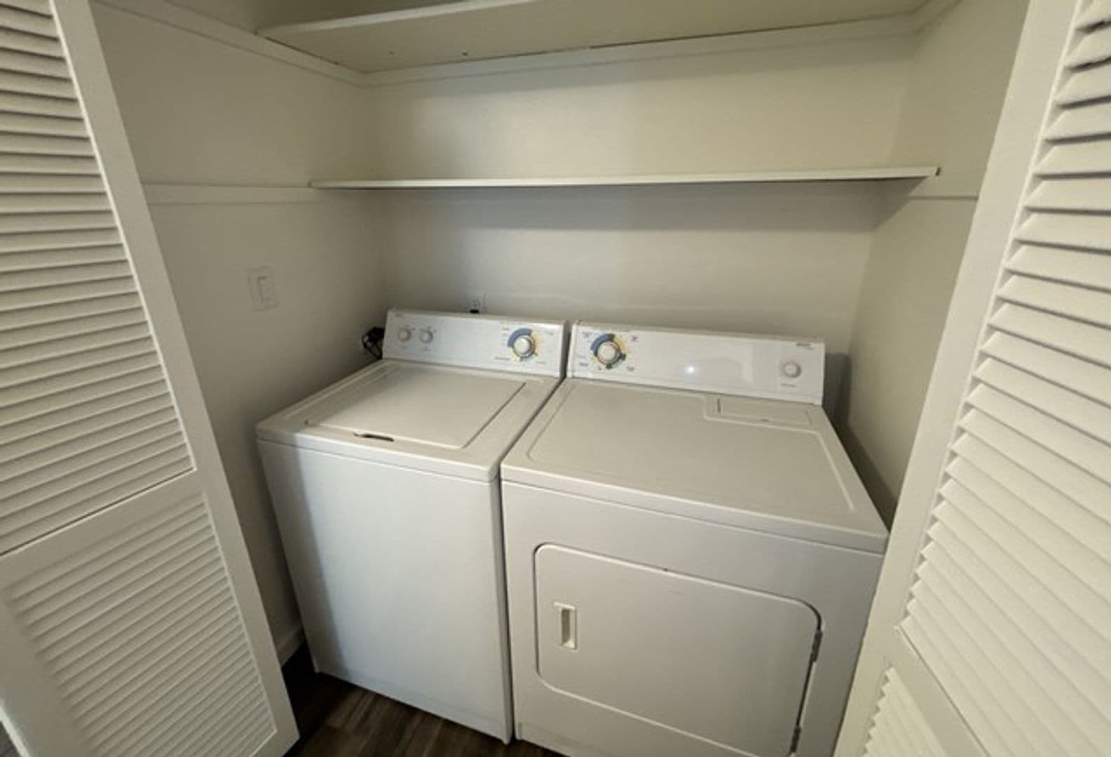 Monmouth Apartment: 351 Clay St E