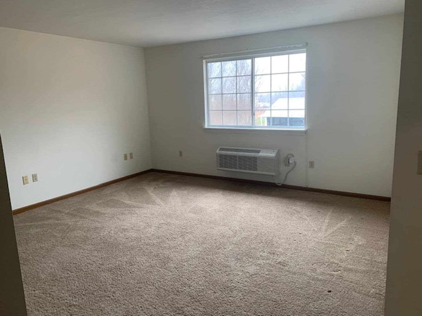 New Castle Apartment: 402 Kittery Ridge Dr