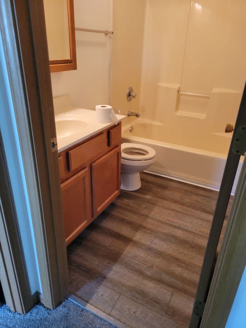 New Castle Apartment: 402 Kittery Ridge Dr