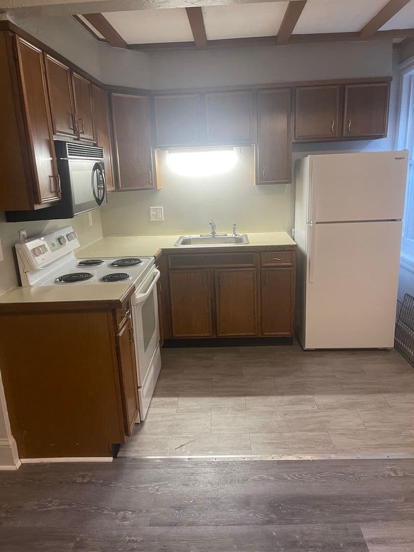 Carlisle Apartment: 132 S Hanover St