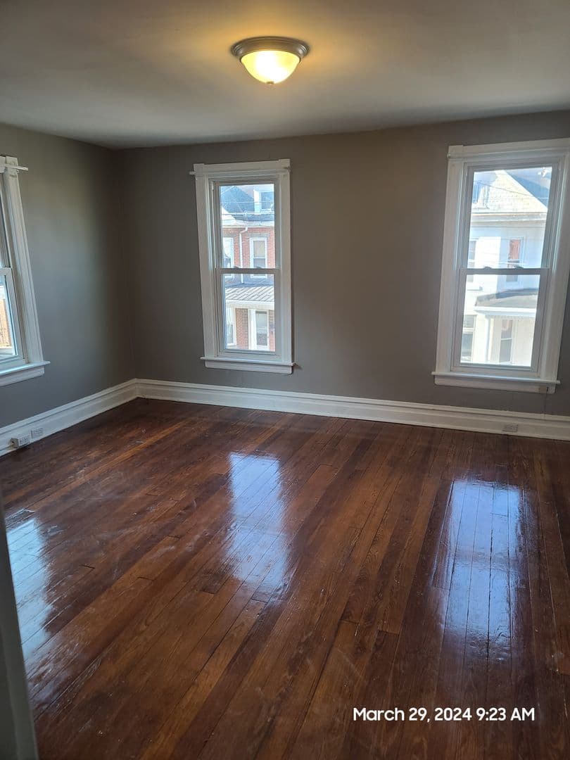 Waynesboro Apartment: 19 E North St